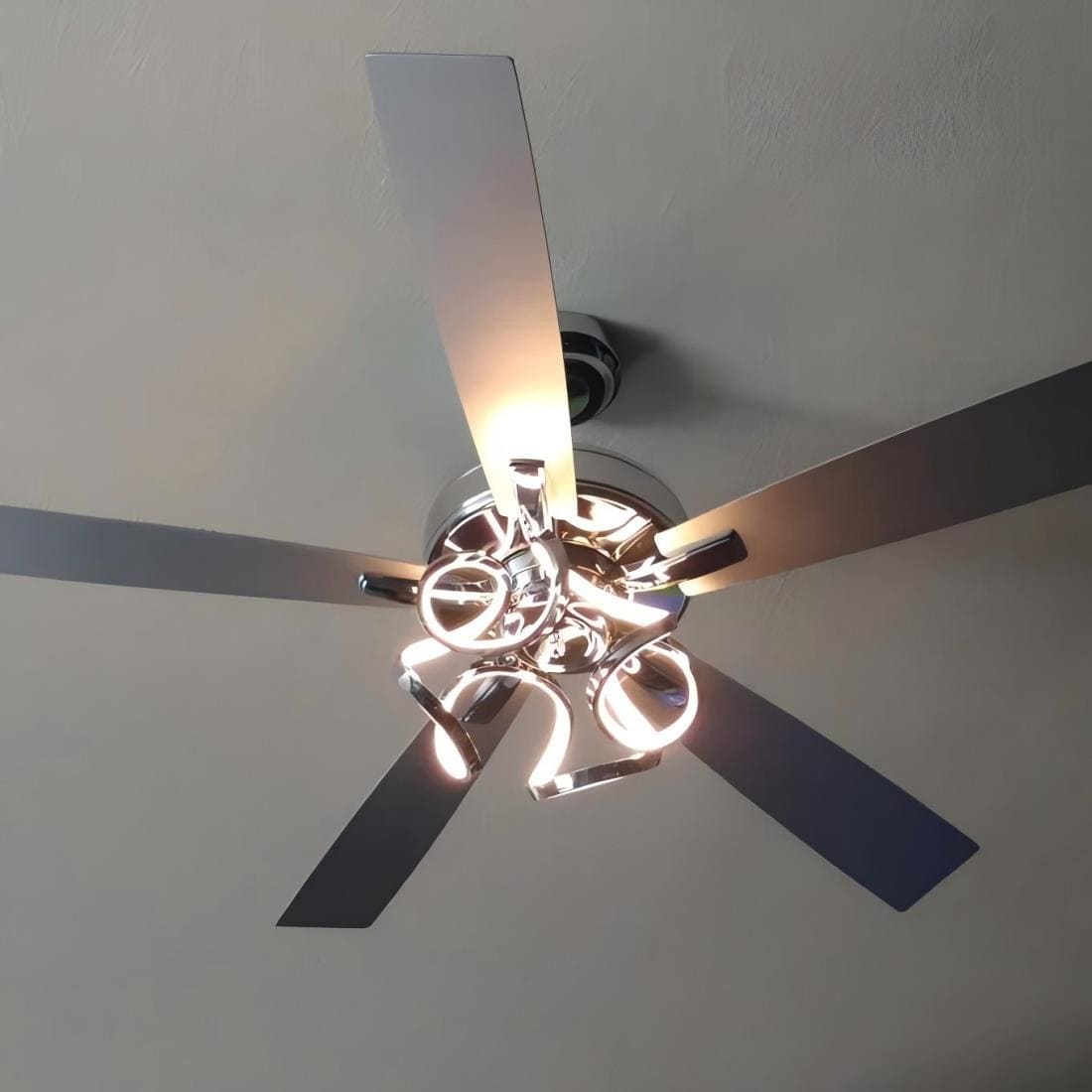 Ventilateur de plafond LED d'intérieur moderne chromé/noir à intensité variable avec lumière et télécommande