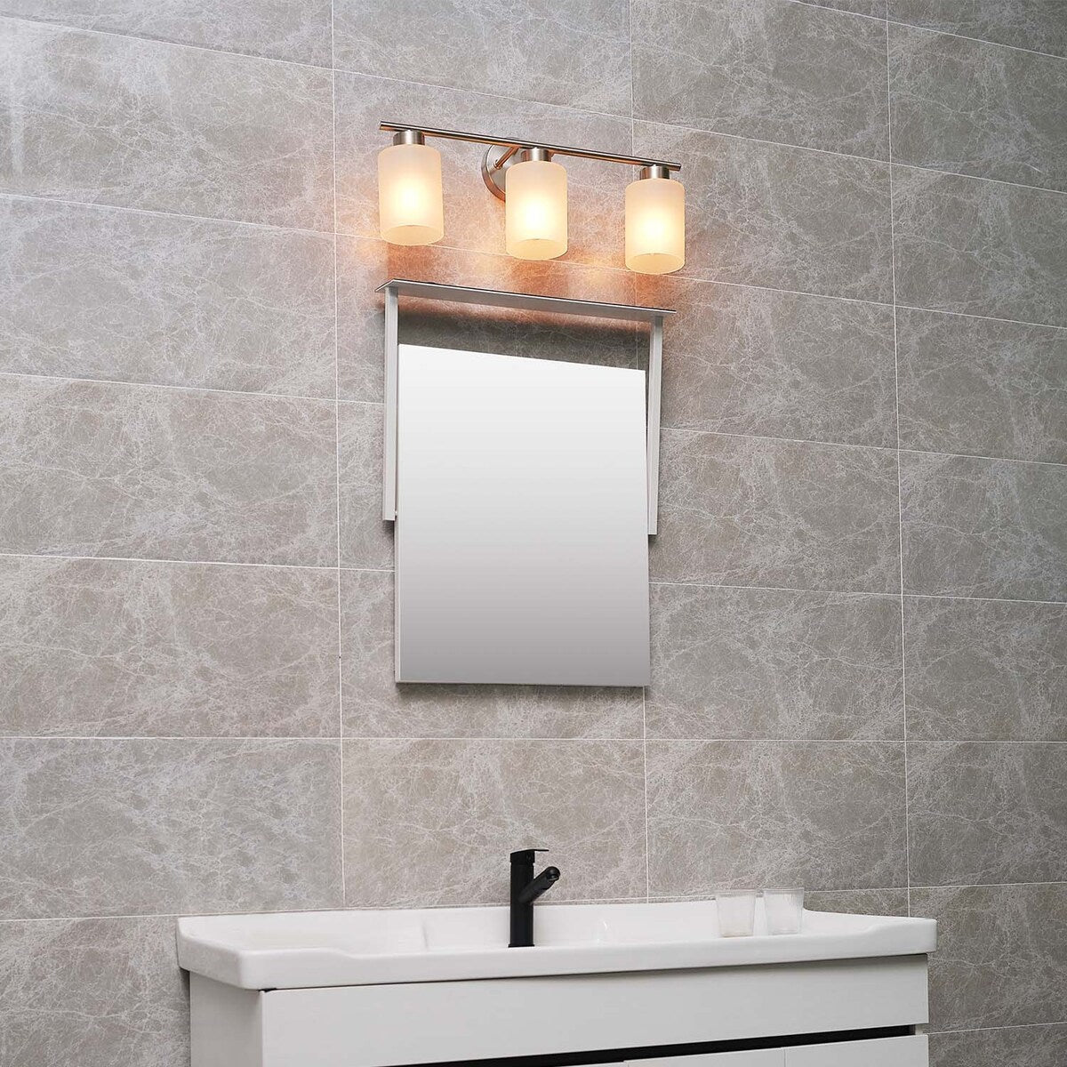 Bellevue Lydia 3 lumières 23 large lampe de salle de bain avec verre givré