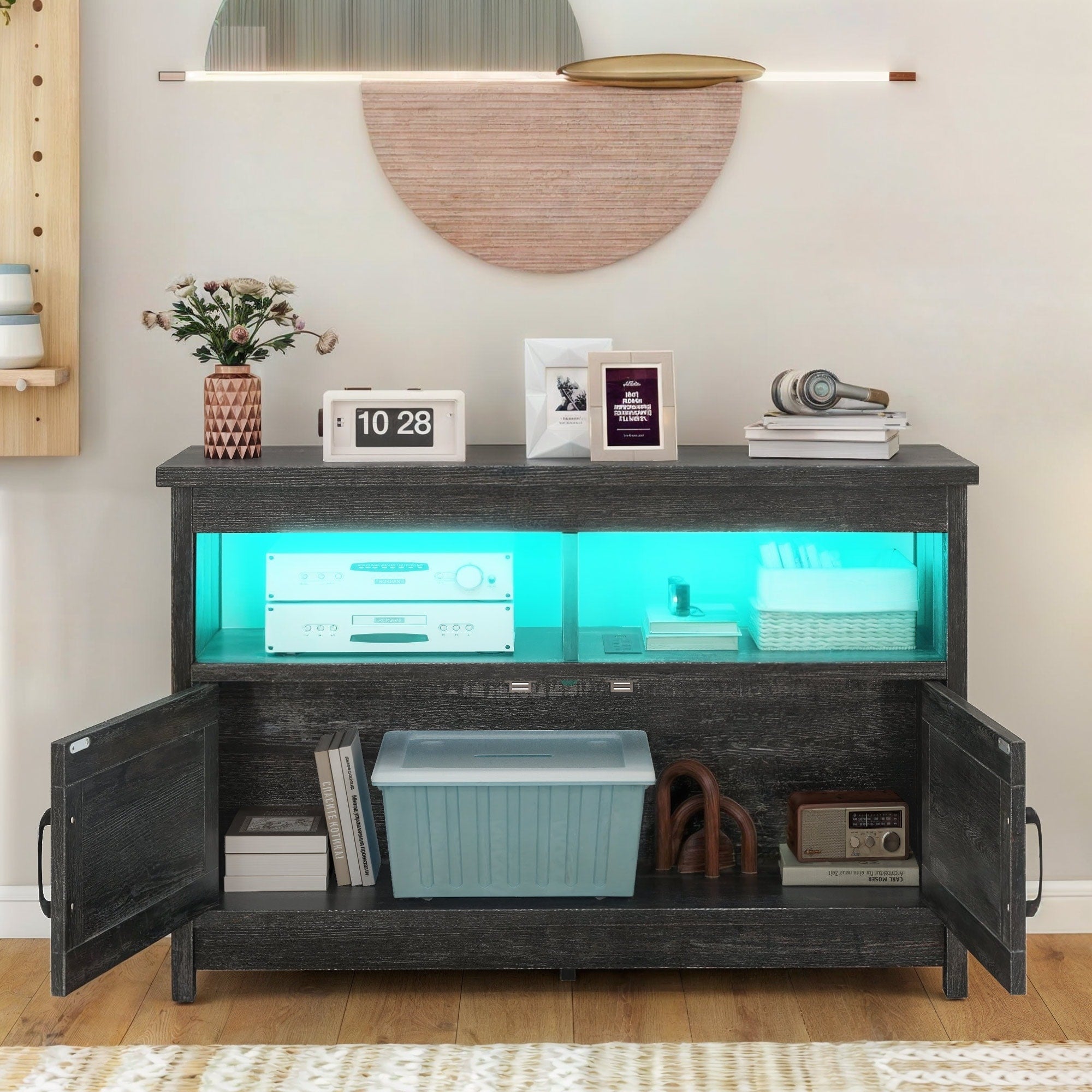Meuble TV Farmhouse pouvant accueillir jusqu'à 65 téléviseurs avec portes et étagères ouvertes Console multimédia Prise de courant