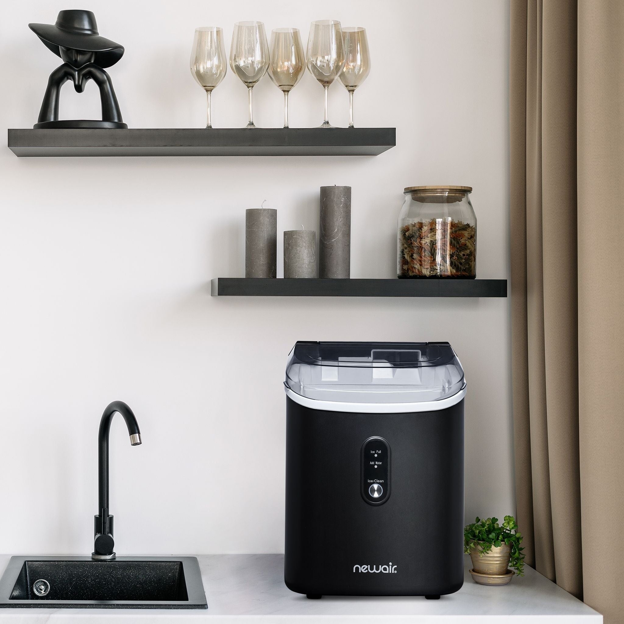 Machine à glaçons Newair de 11,8 kg (26 lb) pour comptoir, noir mat, avec fenêtre de visualisation de la glace, bouton autonettoyant et bec verseur facile à utiliser.
