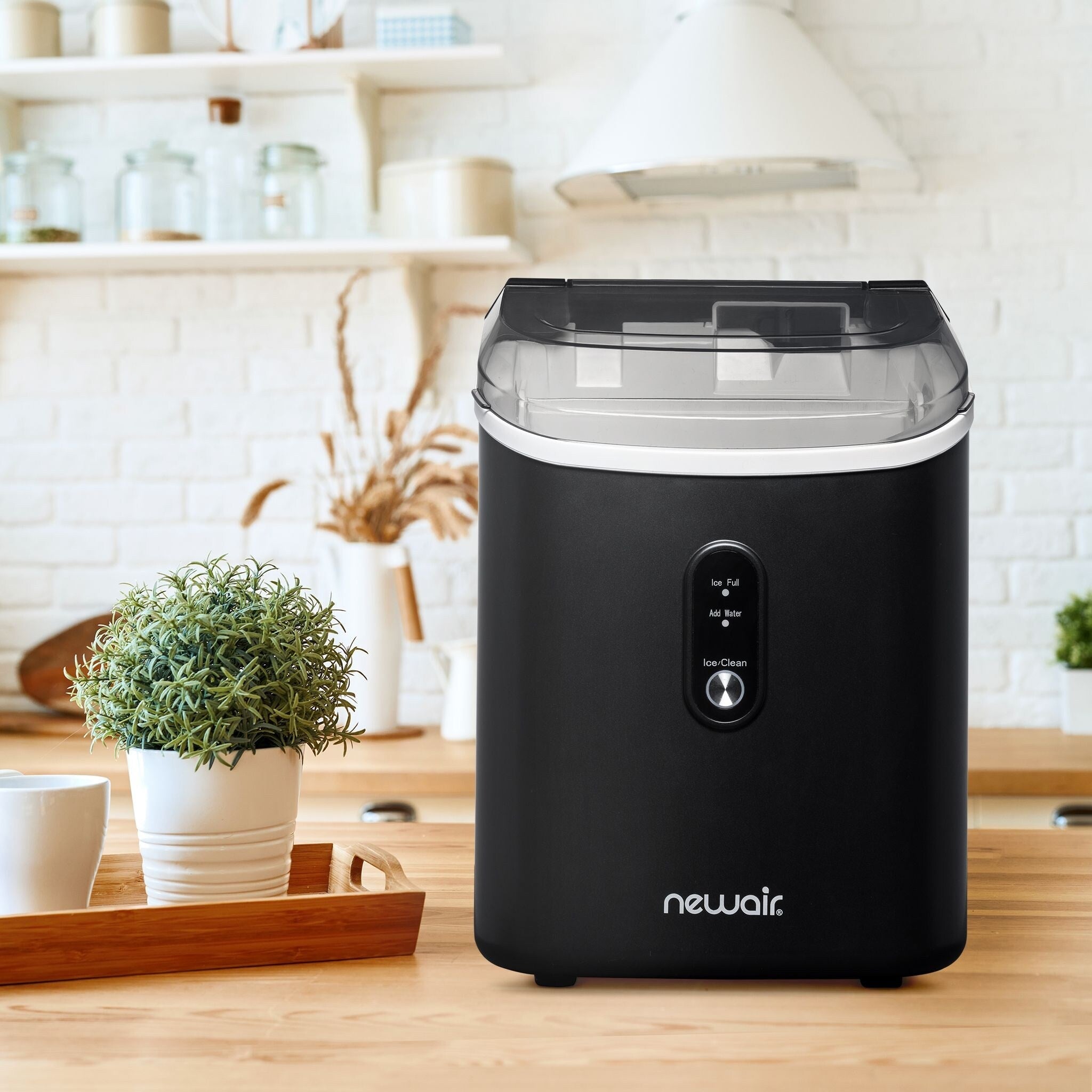 Machine à glaçons Newair de 11,8 kg (26 lb) pour comptoir, noir mat, avec fenêtre de visualisation de la glace, bouton autonettoyant et bec verseur facile à utiliser.