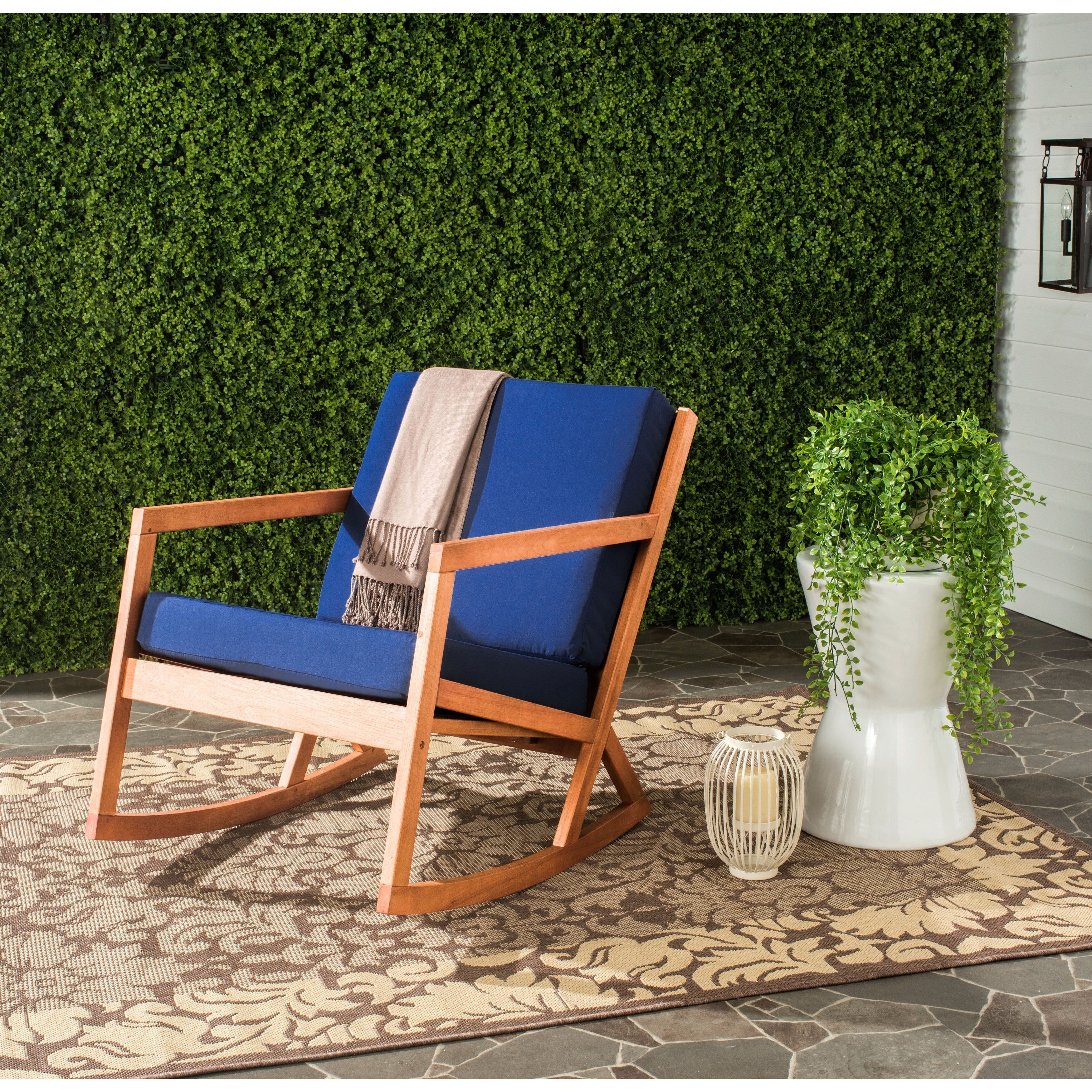 Chaise à bascule d'extérieur Makaila de SAFAVIEH avec coussin - 26 L x 31 P x 38 H