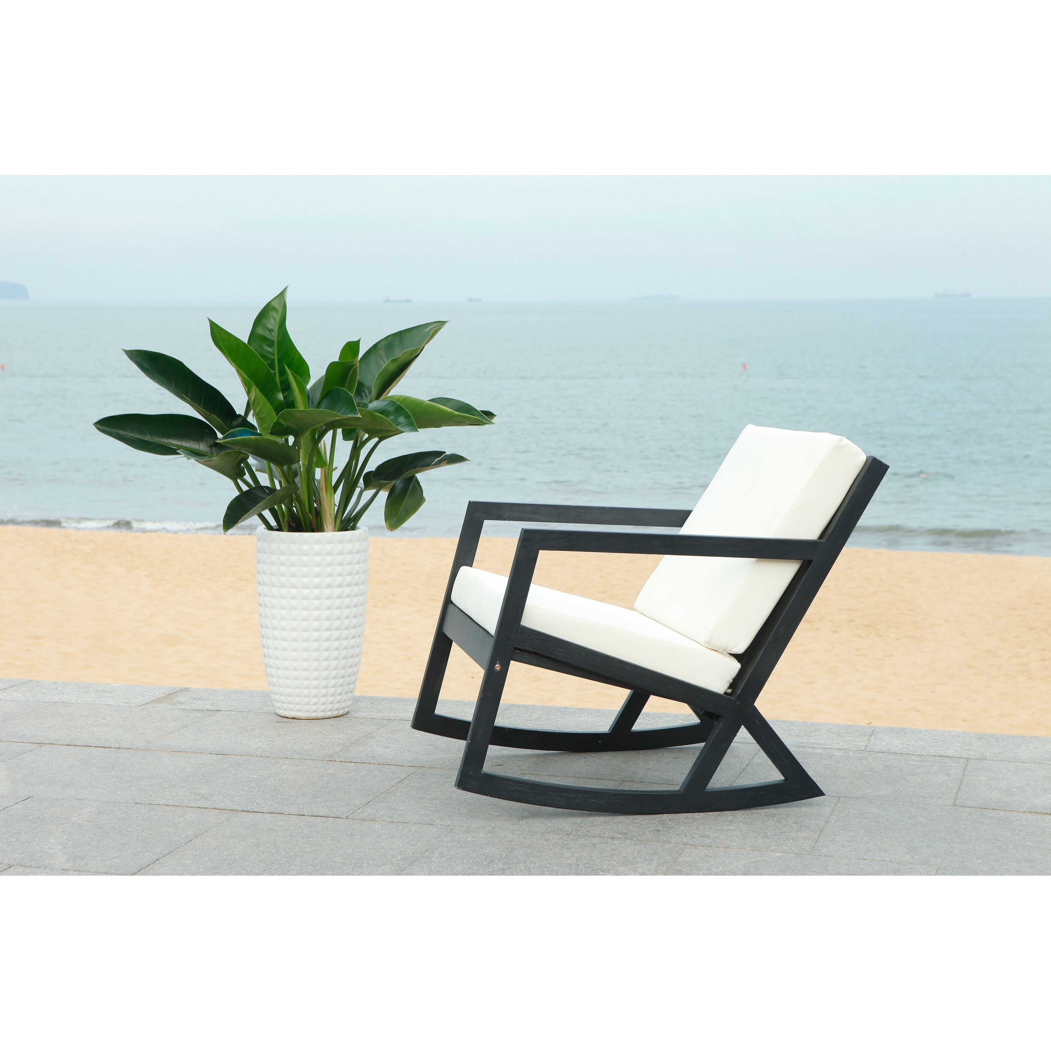 Chaise à bascule d'extérieur Makaila de SAFAVIEH avec coussin - 26 L x 31 P x 38 H