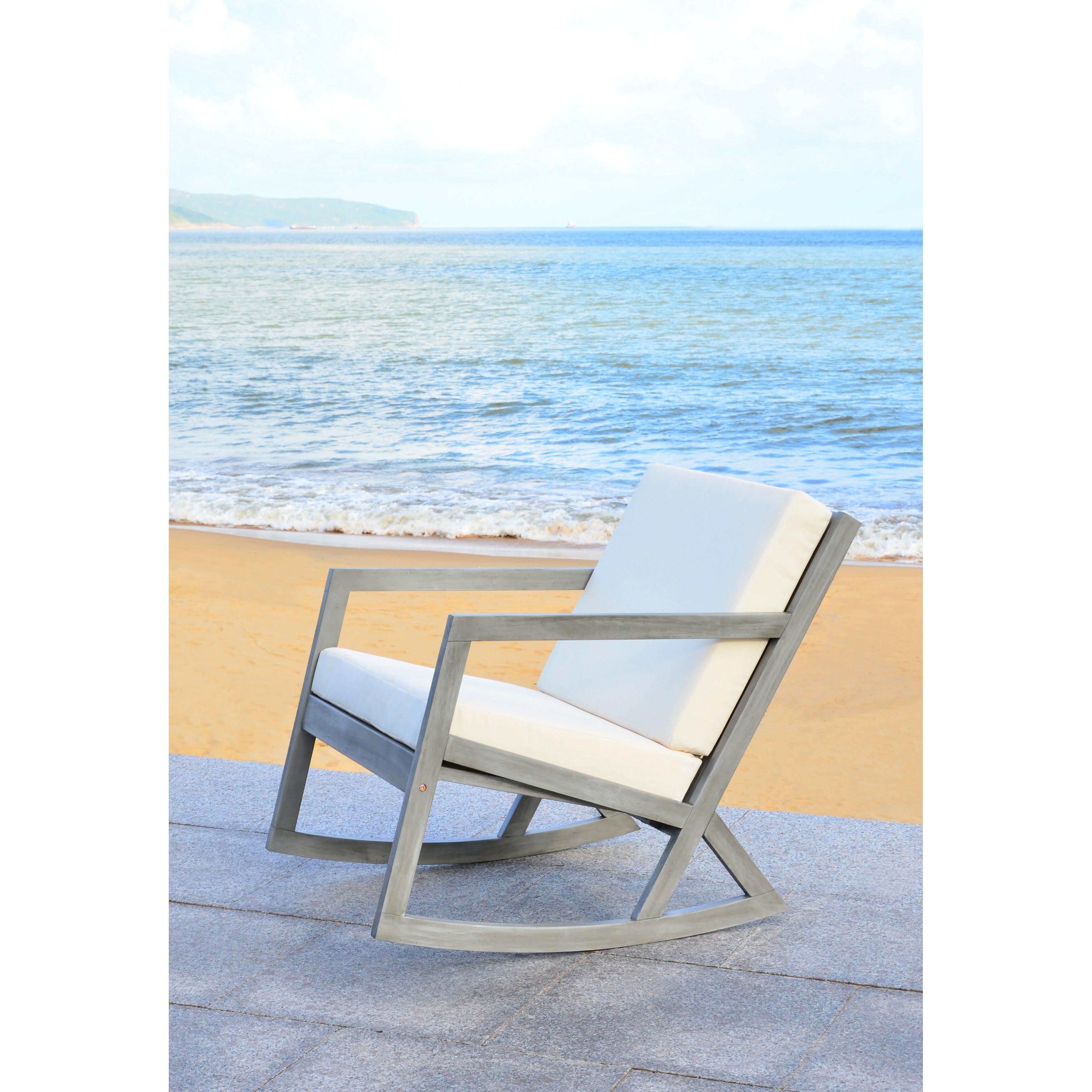 Chaise à bascule d'extérieur Makaila de SAFAVIEH avec coussin - 26 L x 31 P x 38 H