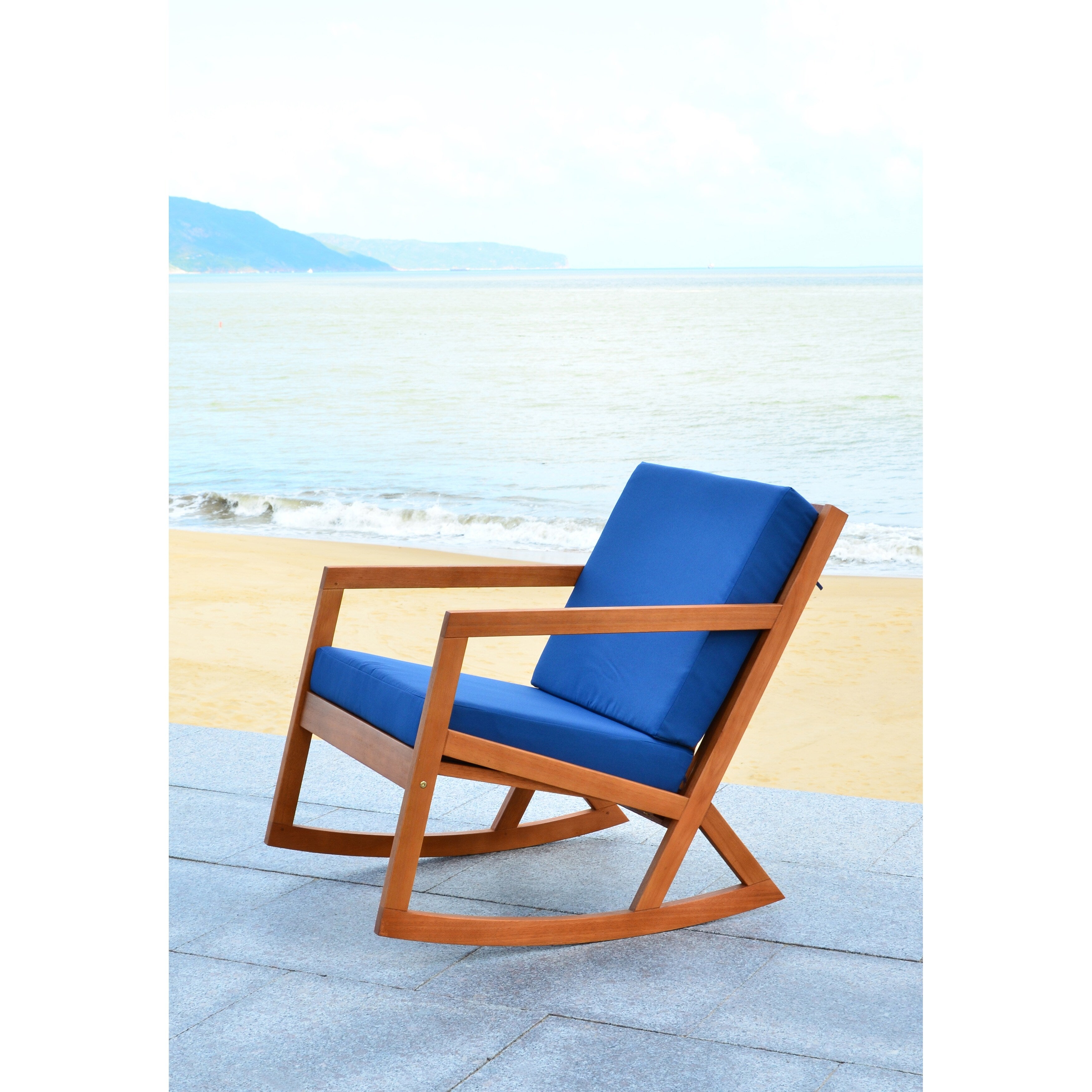 Chaise à bascule d'extérieur Makaila de SAFAVIEH avec coussin - 26 L x 31 P x 38 H