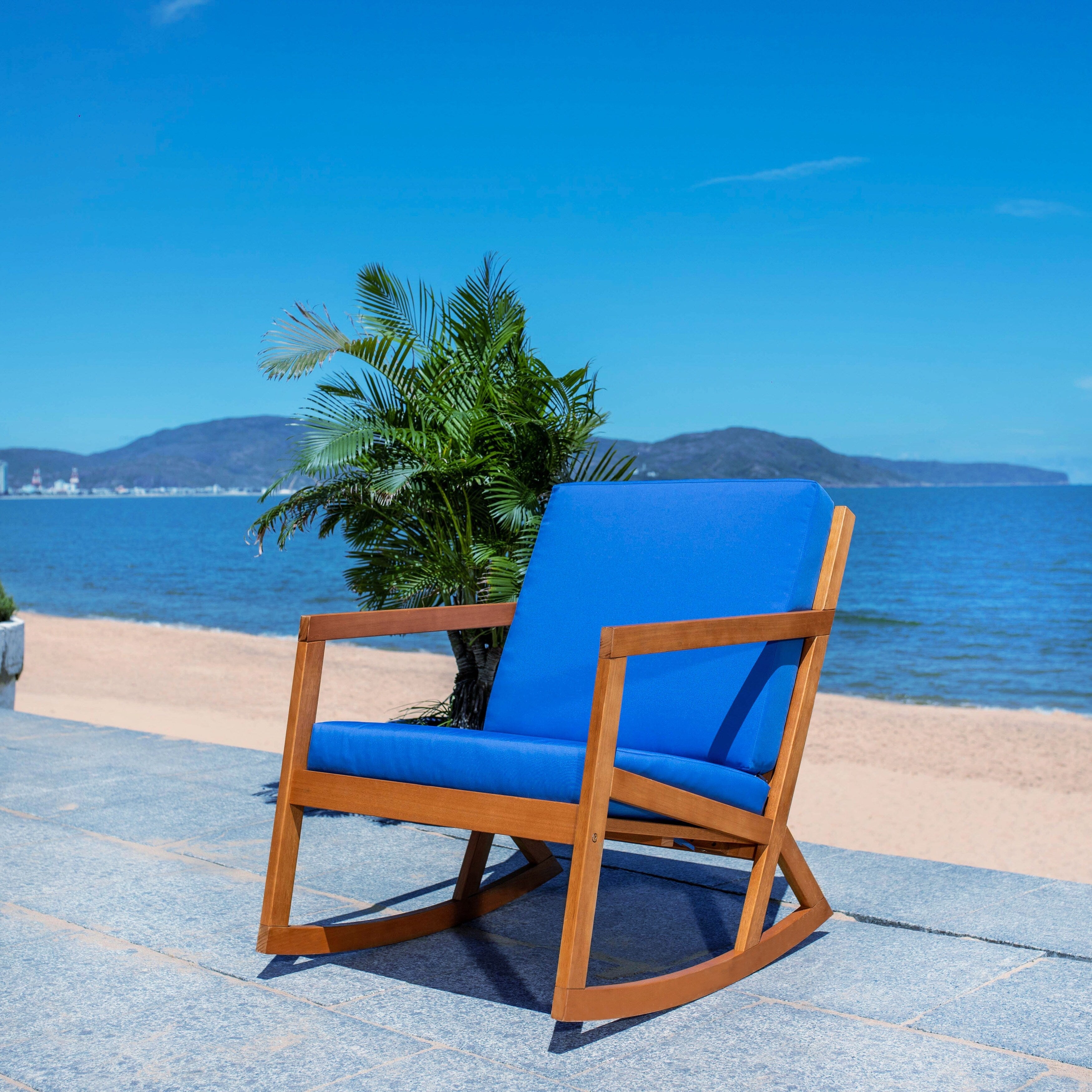 Chaise à bascule d'extérieur Makaila de SAFAVIEH avec coussin - 26 L x 31 P x 38 H