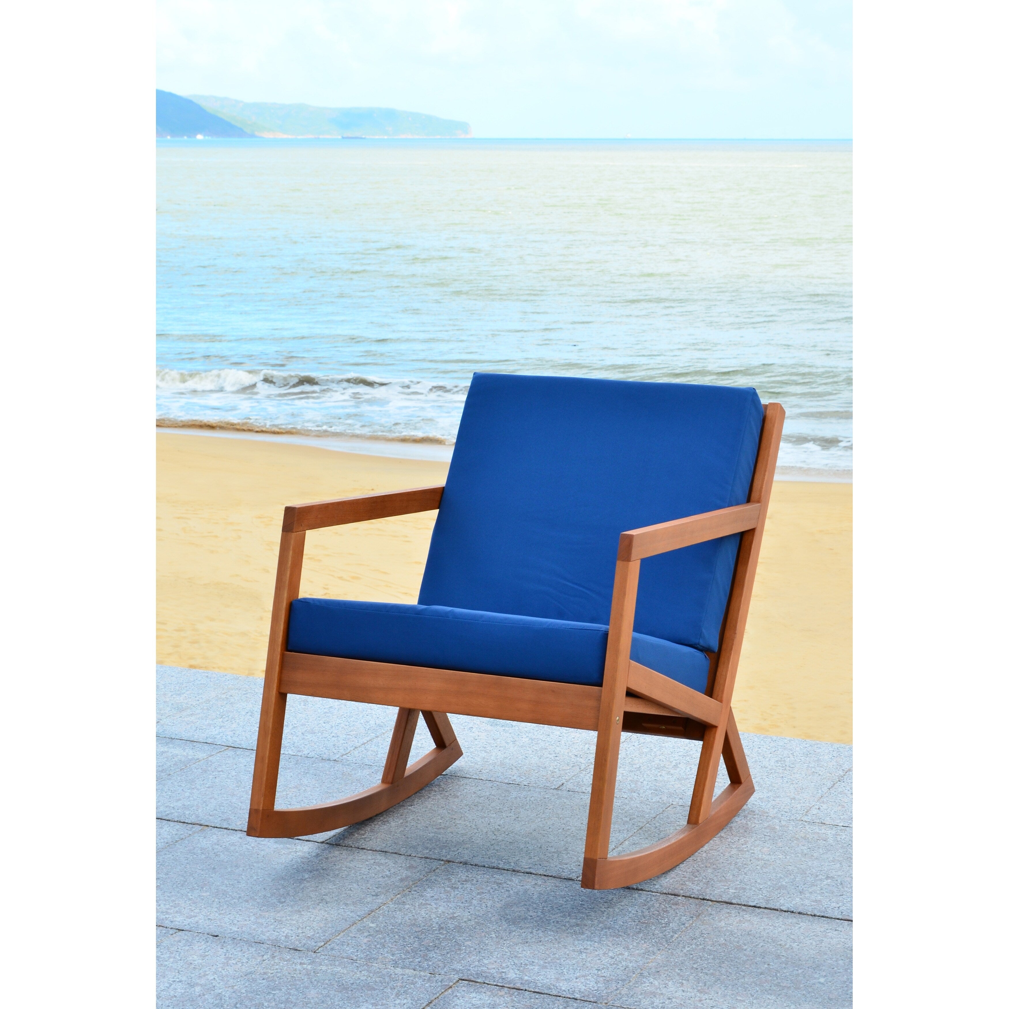 Chaise à bascule d'extérieur Makaila de SAFAVIEH avec coussin - 26 L x 31 P x 38 H