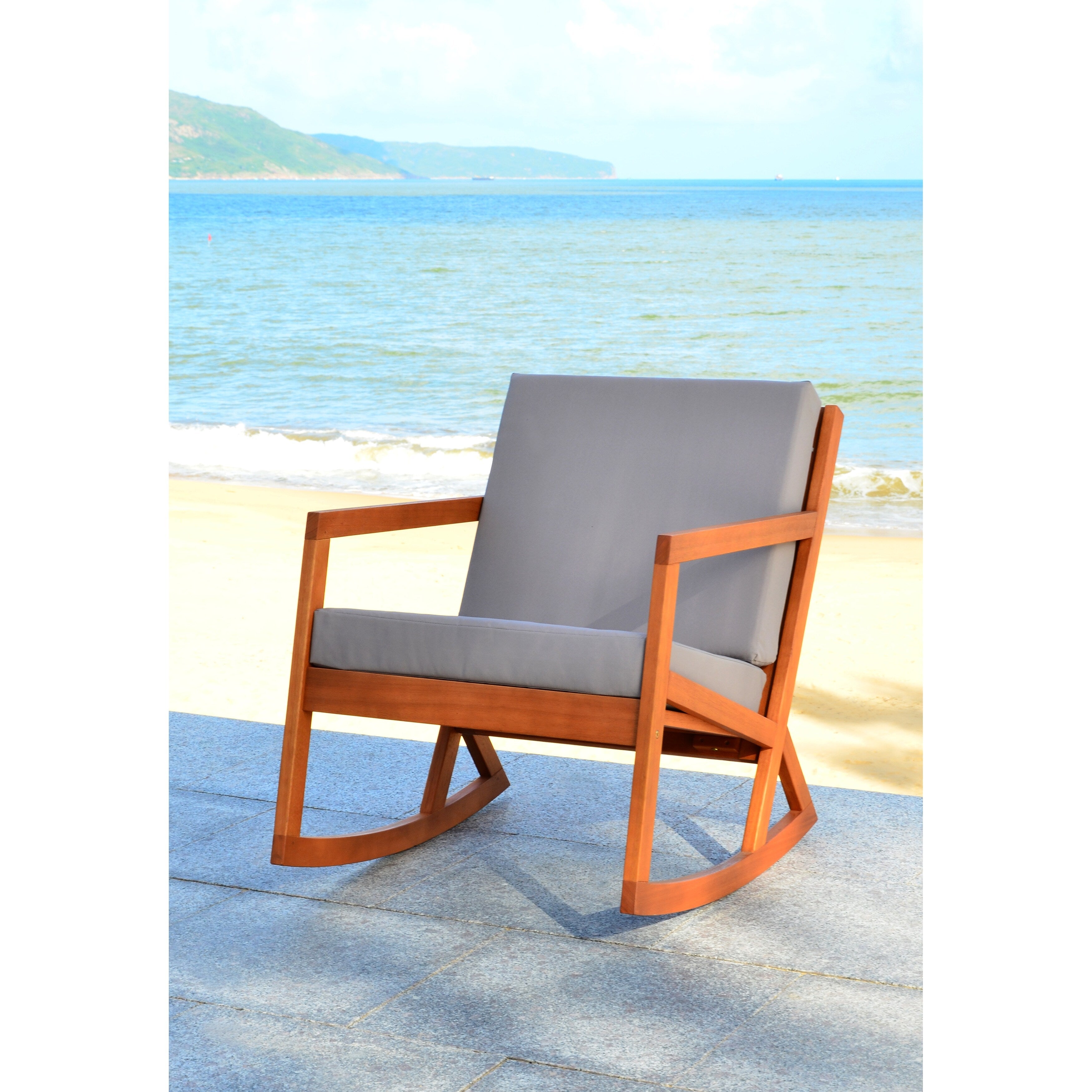 Chaise à bascule d'extérieur Makaila de SAFAVIEH avec coussin - 26 L x 31 P x 38 H