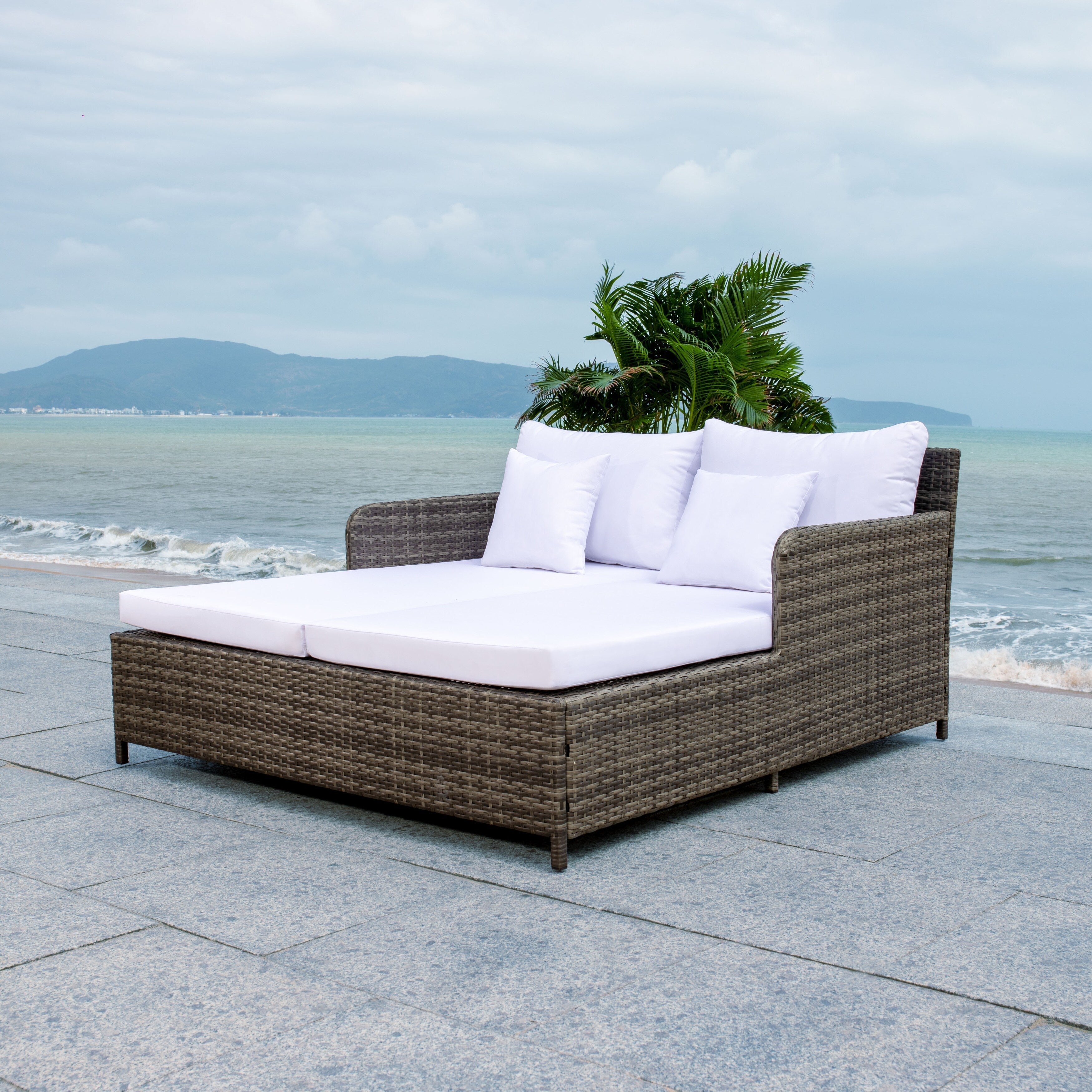 Lit de repos d'extérieur SAFAVIEH Taniyah en osier avec oreiller et coussins - 53 L x 28 P x 62 H
