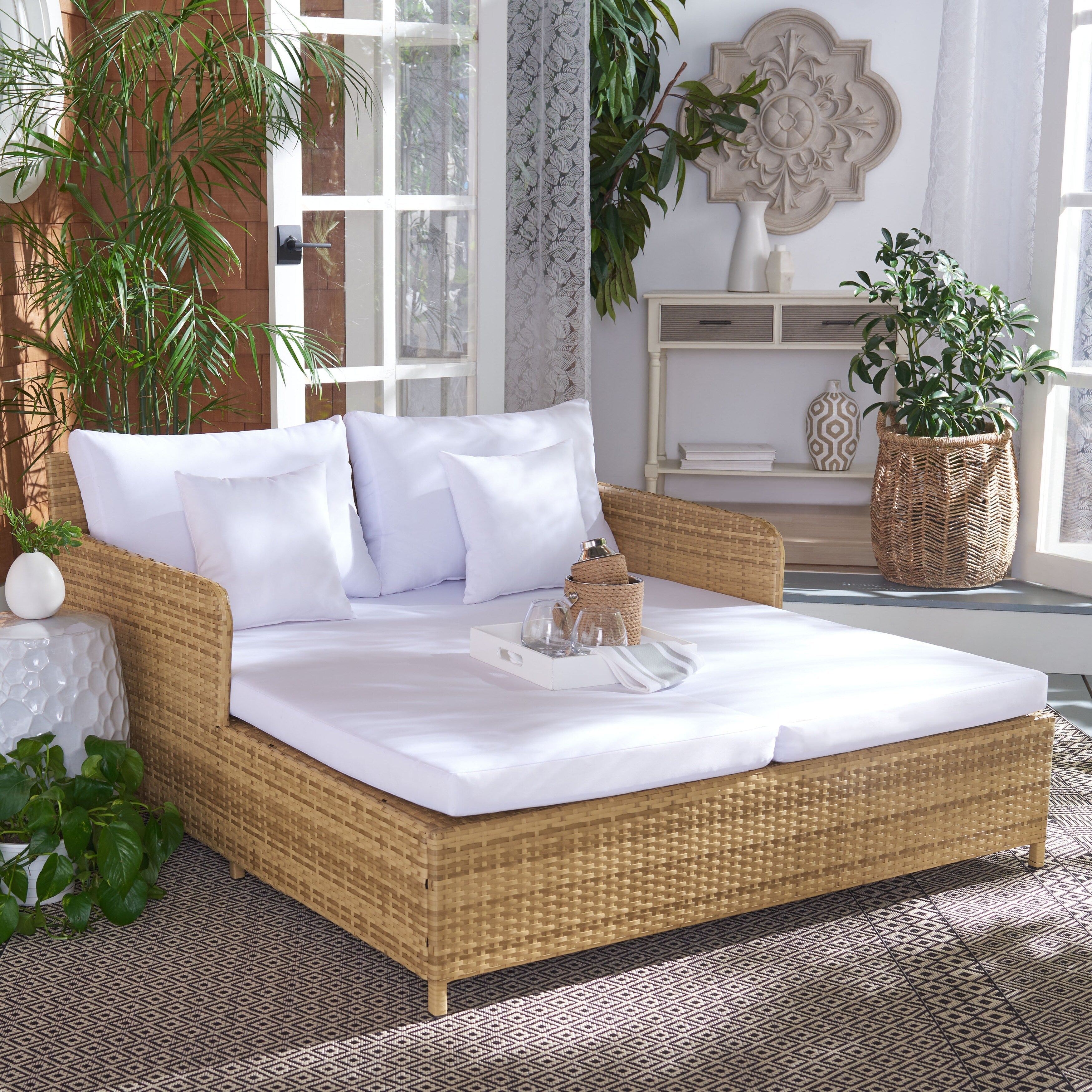 Lit de repos d'extérieur SAFAVIEH Taniyah en osier avec oreiller et coussins - 53 L x 28 P x 62 H