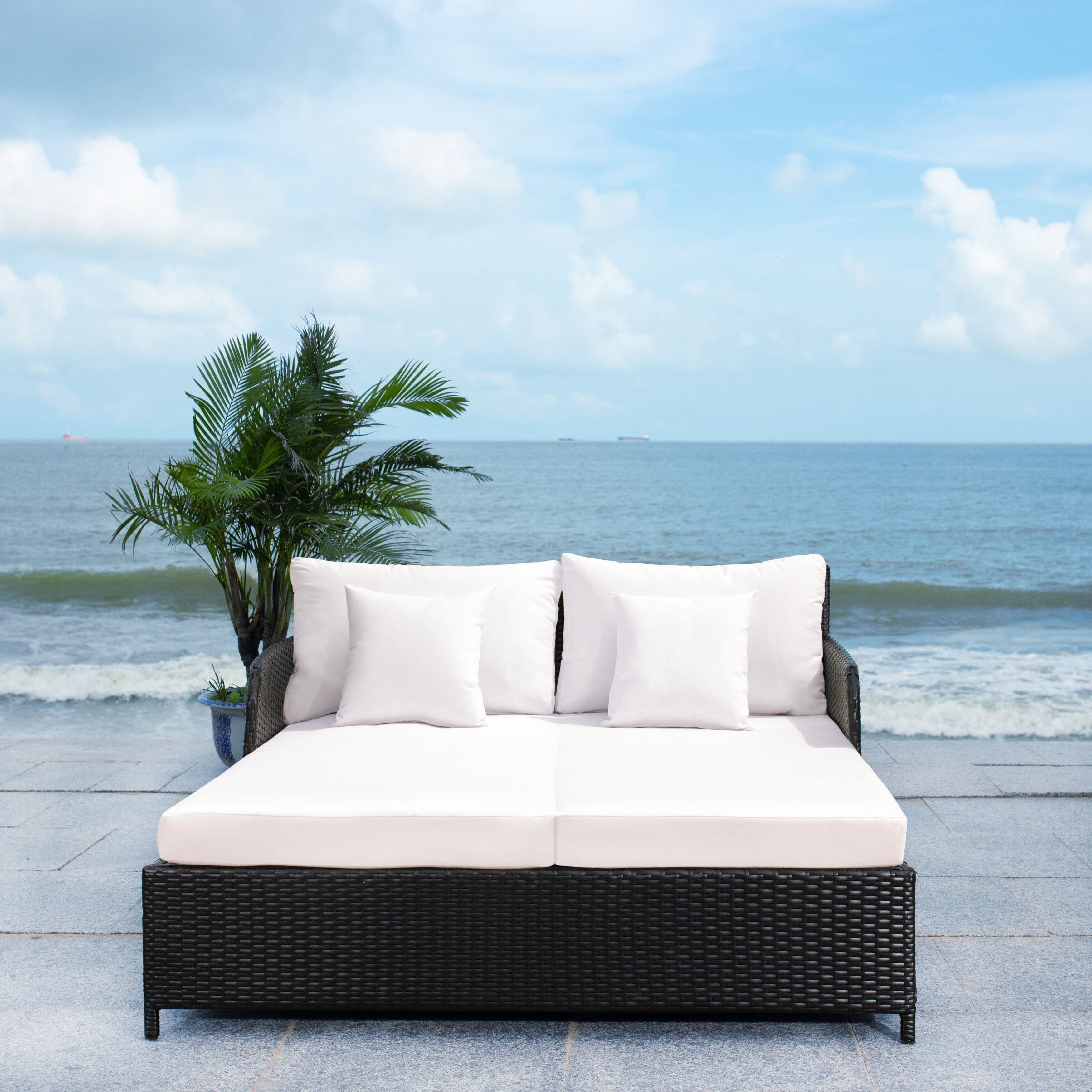 Lit de repos d'extérieur SAFAVIEH Taniyah en osier avec oreiller et coussins - 53 L x 28 P x 62 H