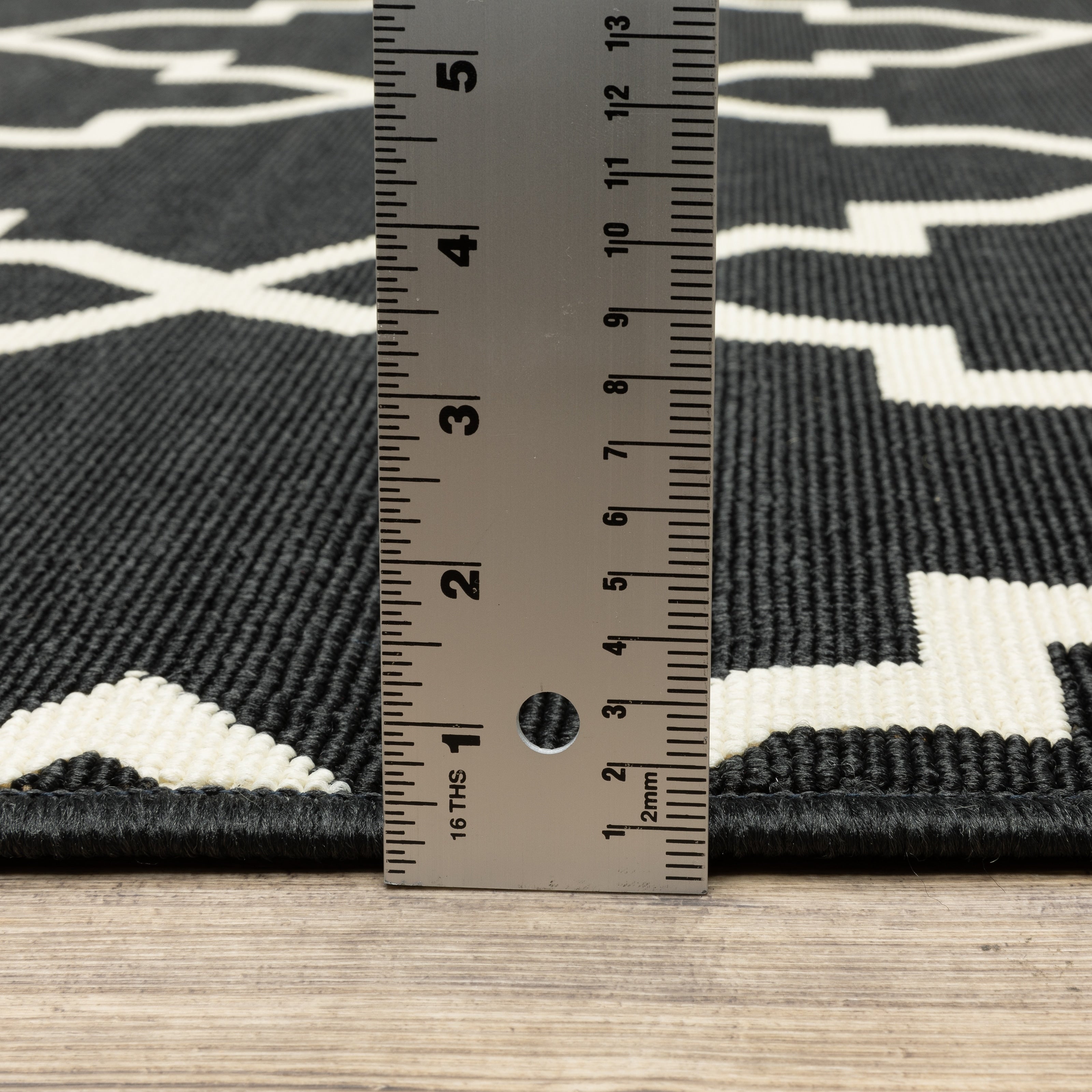Vista Home Malta Lattice Black/ Off-White Indoor Outdoor Area Rug.