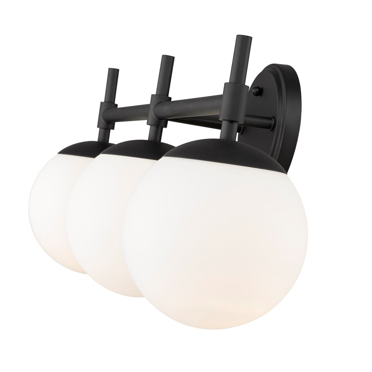 Luminaire de salle de bain à 3 lampes 929 Lighting, disponible en plusieurs finitions et avec abat-jour en verre opale.