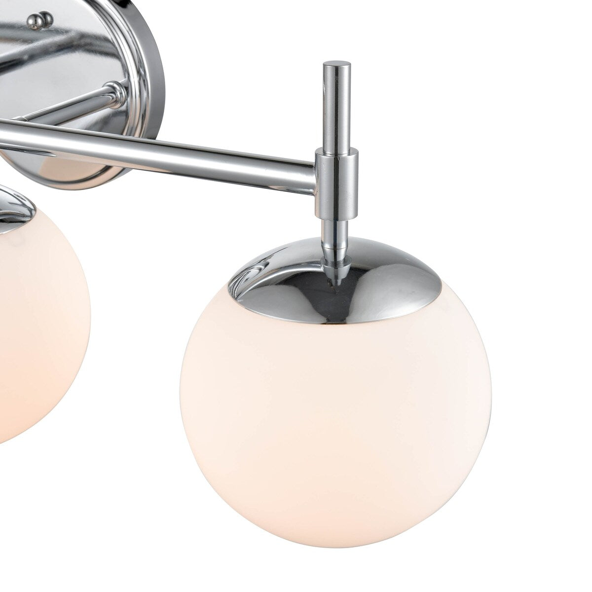 Luminaire de salle de bain à 3 lampes 929 Lighting, disponible en plusieurs finitions et avec abat-jour en verre opale.