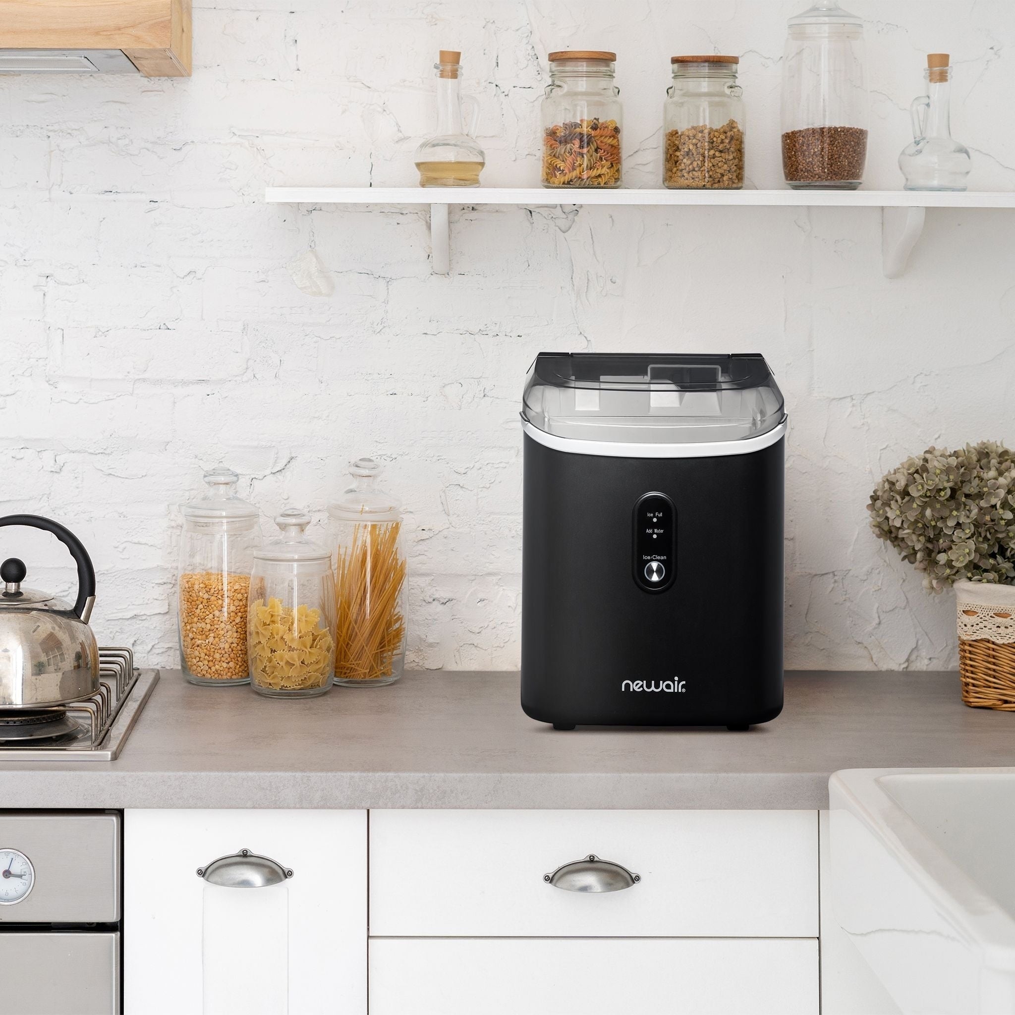 Machine à glaçons Newair de 11,8 kg (26 lb) pour comptoir, noir mat, avec fenêtre de visualisation de la glace, bouton autonettoyant et bec verseur facile à utiliser.