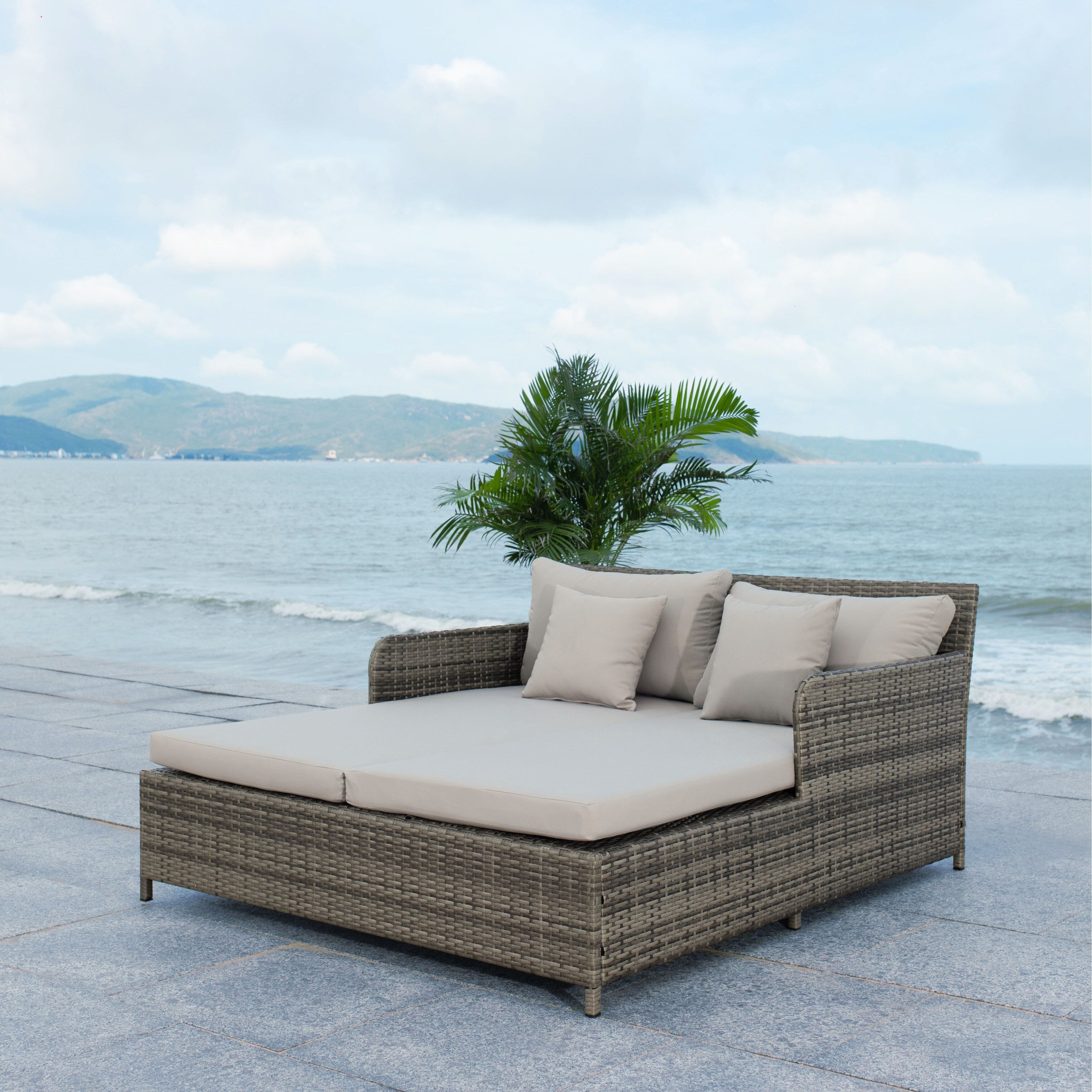 Lit de repos d'extérieur SAFAVIEH Taniyah en osier avec oreiller et coussins - 53 L x 28 P x 62 H