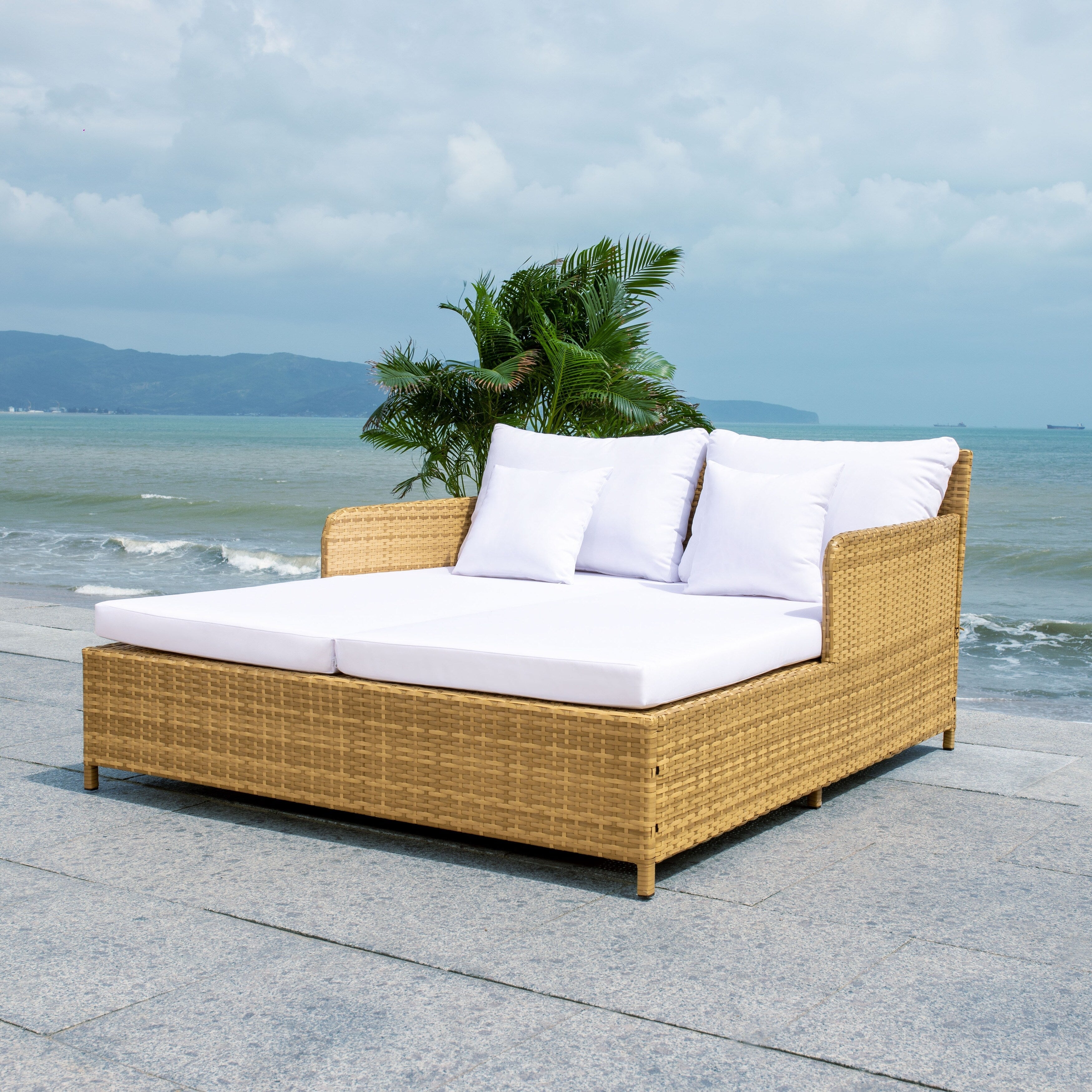 Lit de repos d'extérieur SAFAVIEH Taniyah en osier avec oreiller et coussins - 53 L x 28 P x 62 H